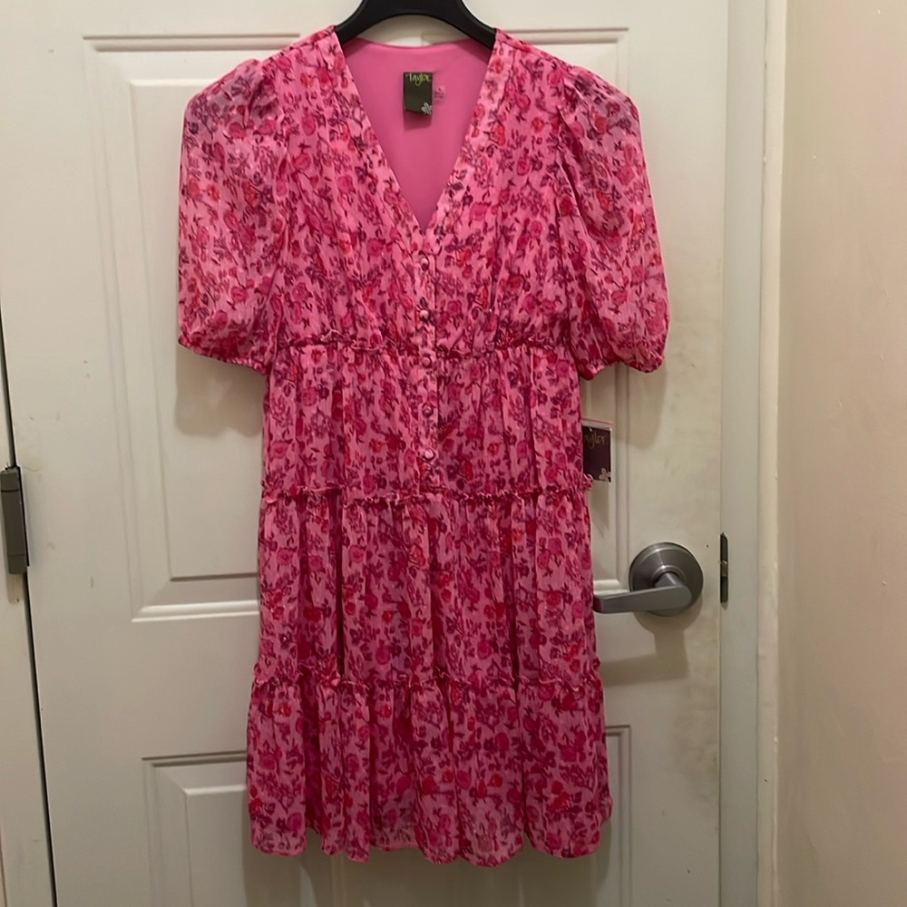 TAYLOR:NWT; Women’s Pink floral Size 4 three tier lined 100% polyester dress.
